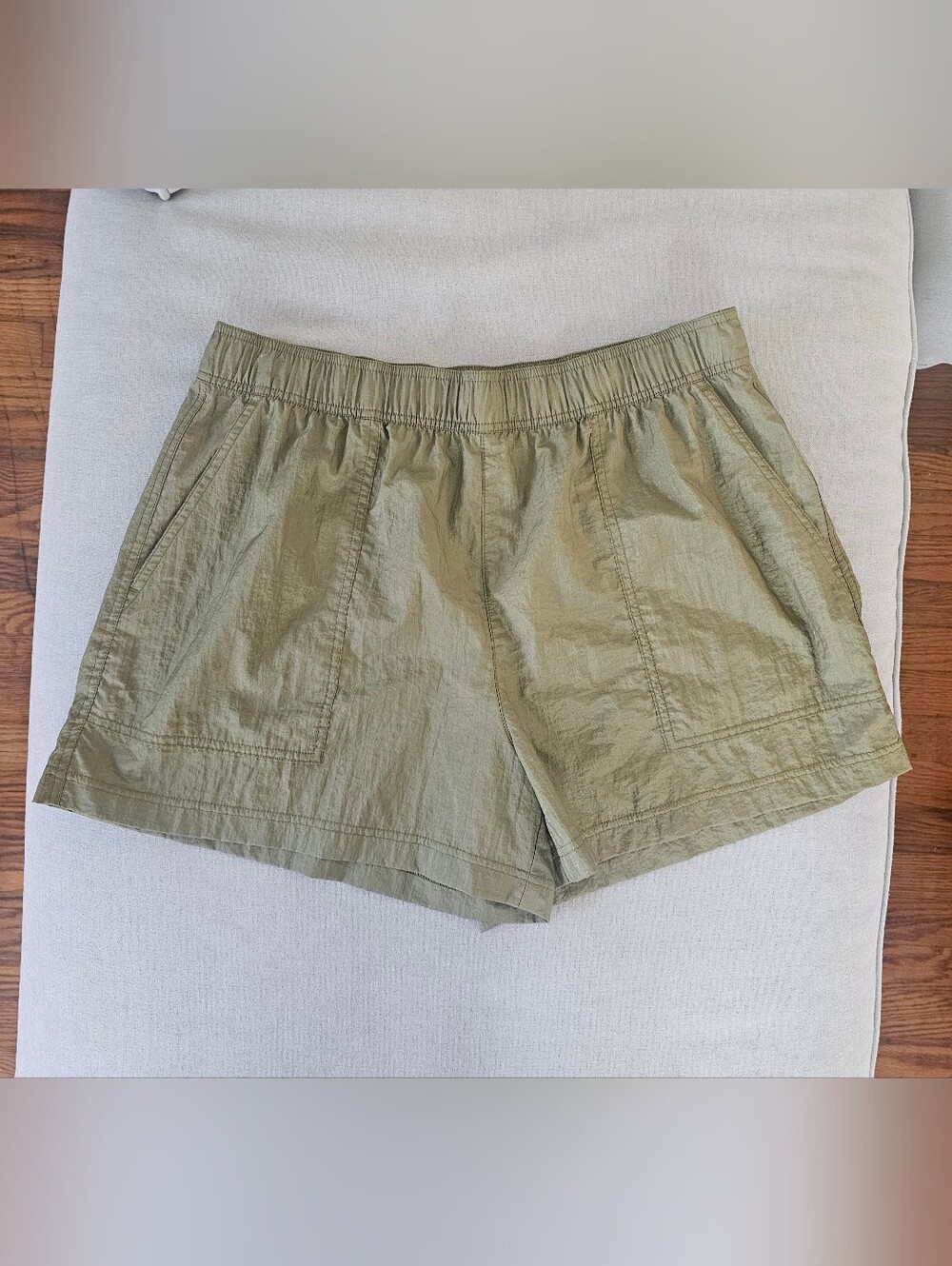 Athleta Lunar Sheen Shiny Green Lightweight Women's Elastic-Waist Shorts